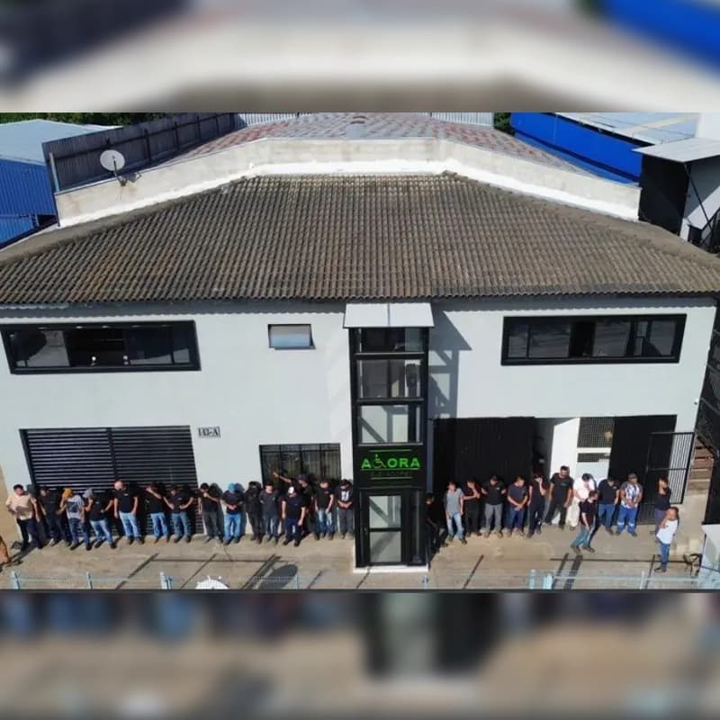 Fachada da Agora em Atibaia/SP com a equipe na entrada